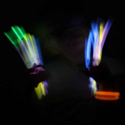 50 st. Glow Sticks lysande armband och stavar 20 cm