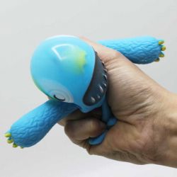 Roligt monster med ljus klämmonster mjuk