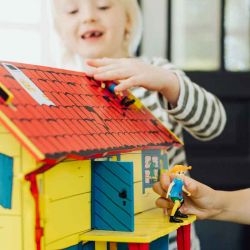 Pippi Dockskåp Villa Villekulla med Lekplatta