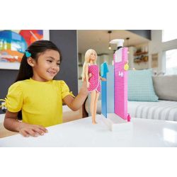 Barbie med dusch och accessoarer