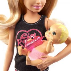 Barbiedocka som barnvakt och med bebis