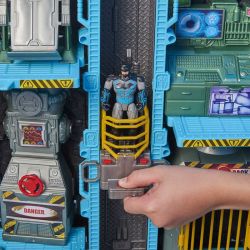 Batman Batcave Transforming Playset i form av en stor figur