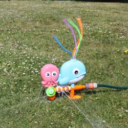 Vattensprinkler Val och bläckfisk till sommarens lek